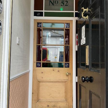 No 52 Bed And Breakfast Хелстон Экстерьер фото