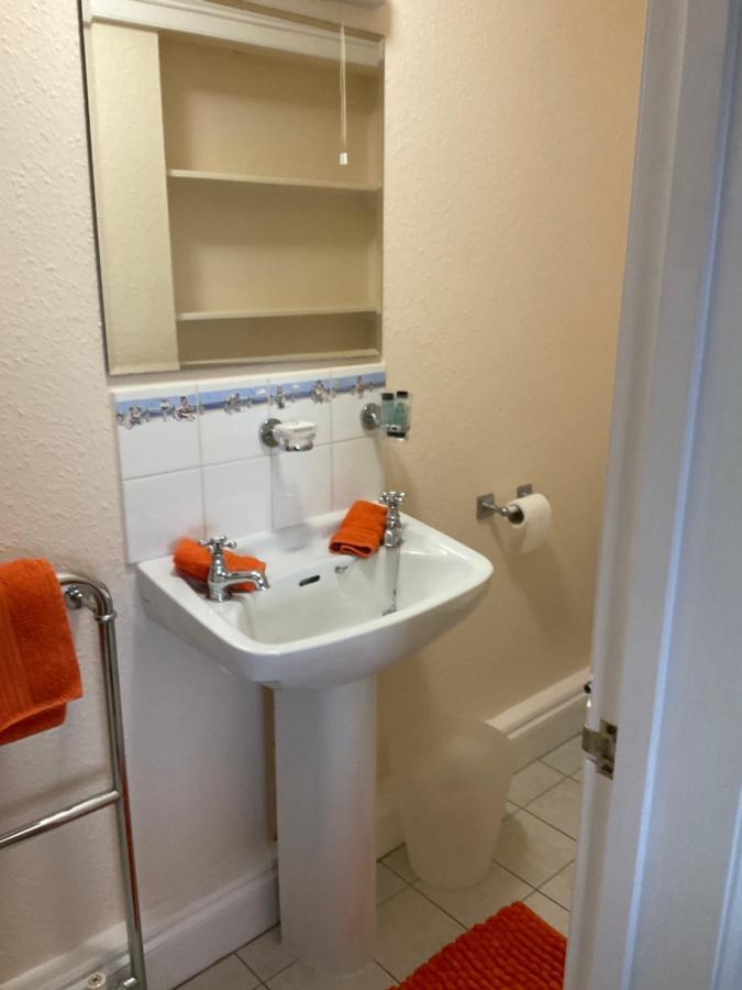 No 52 Bed And Breakfast Хелстон Экстерьер фото